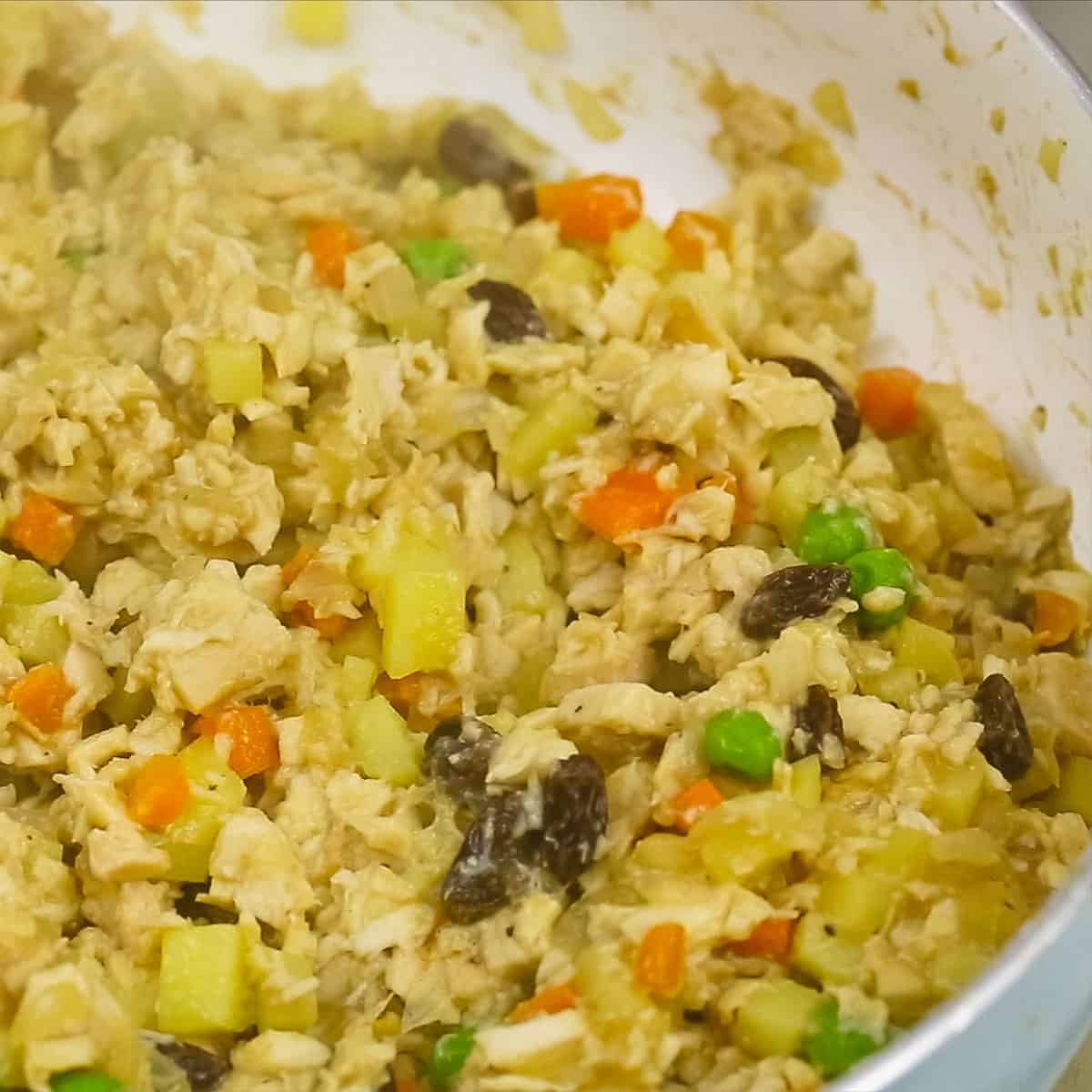 Chicken filling for empanada in the pan.