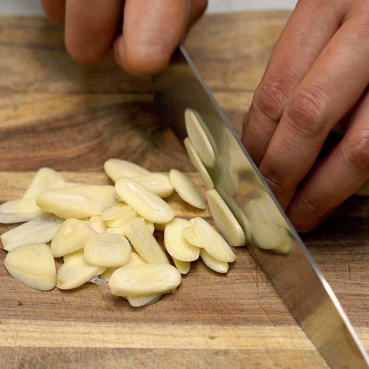 Slicing garlic thinly.