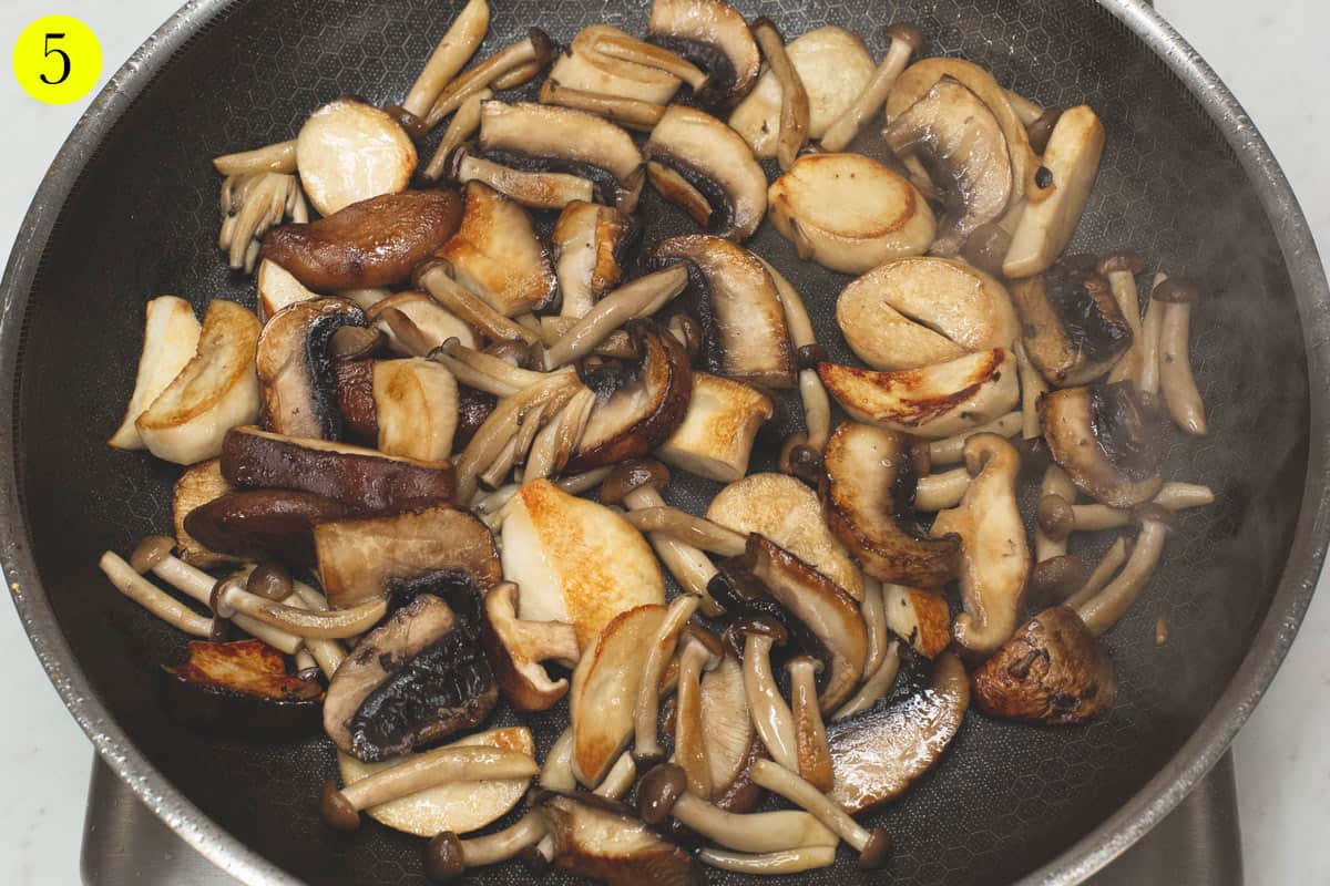 Searing the mushrooms in a skilltet.