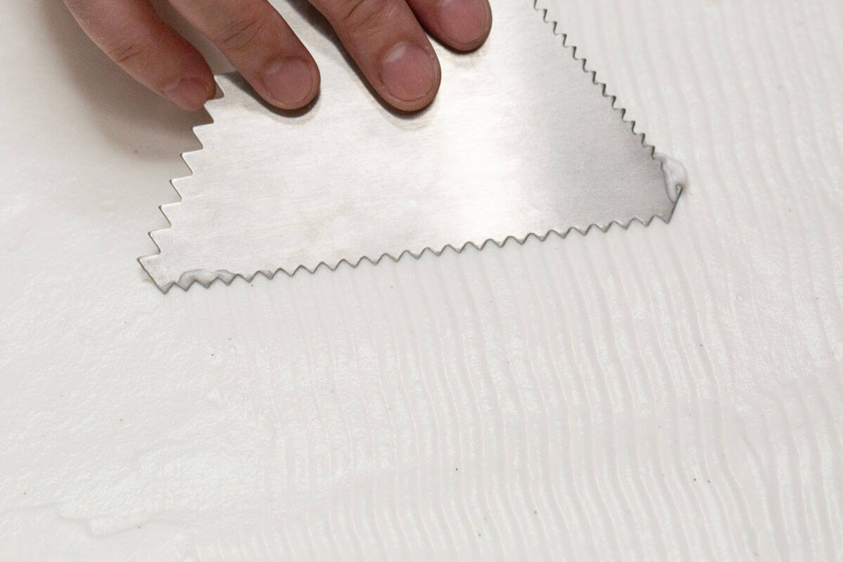 Running the pastry comb on the meringue.