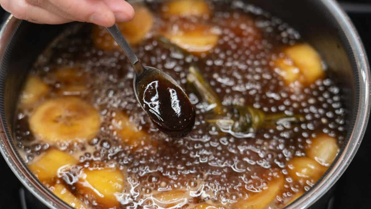 Adding vanilla to minatamis na saging.