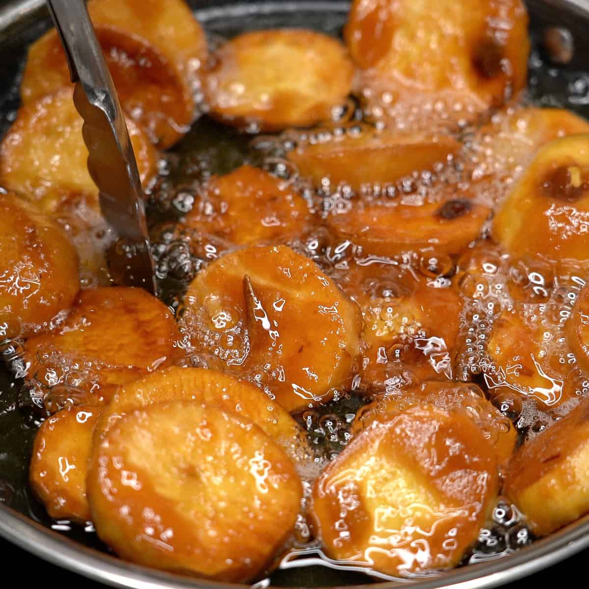 Coating sweet potatoes and caramelized sugar.