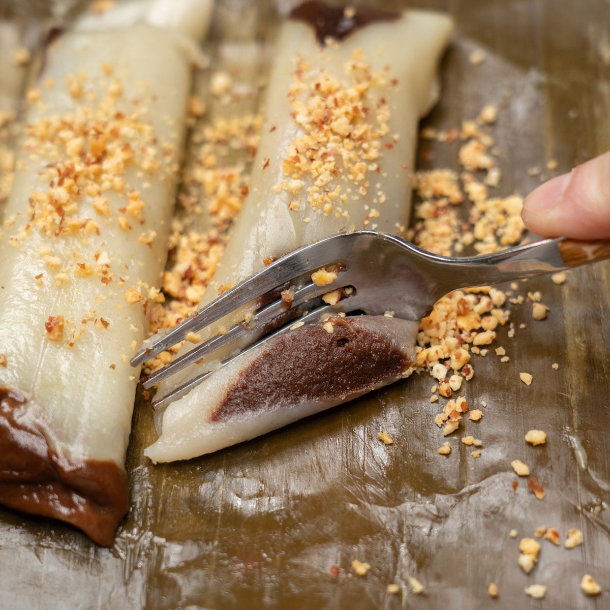 Cutting suman moron with a fork.