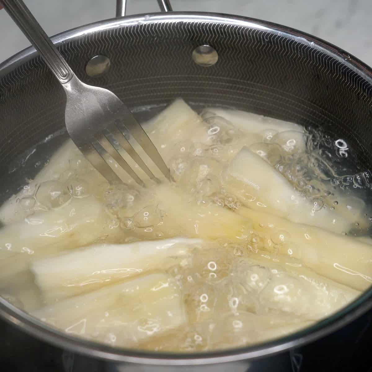 Boiling cassava.