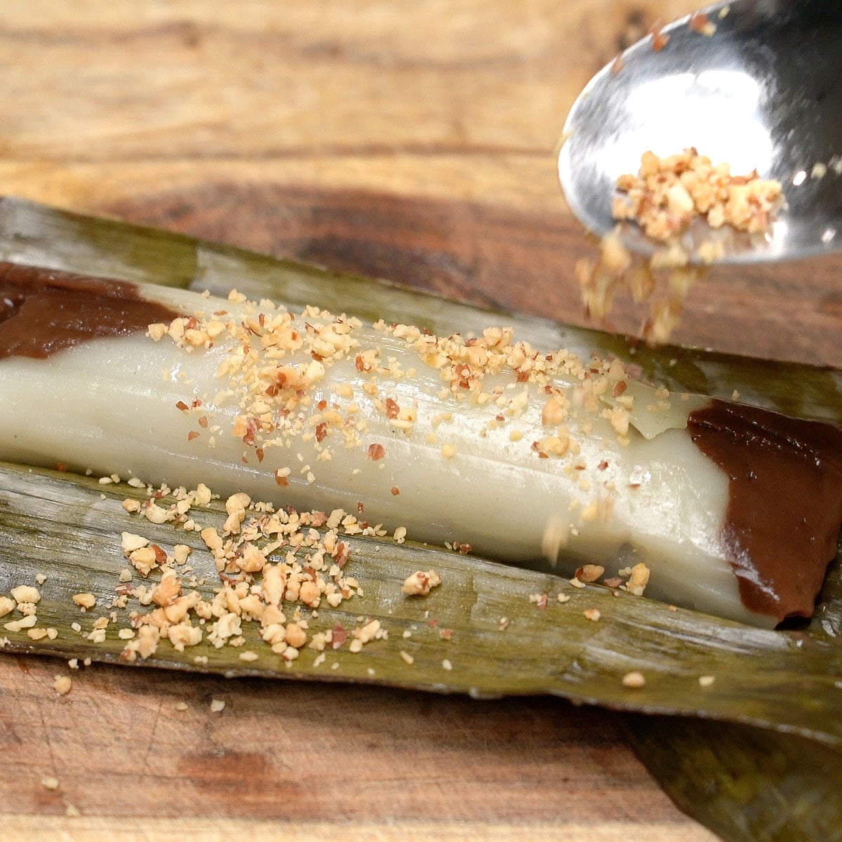 Adding crushed peanuts to suman moron.