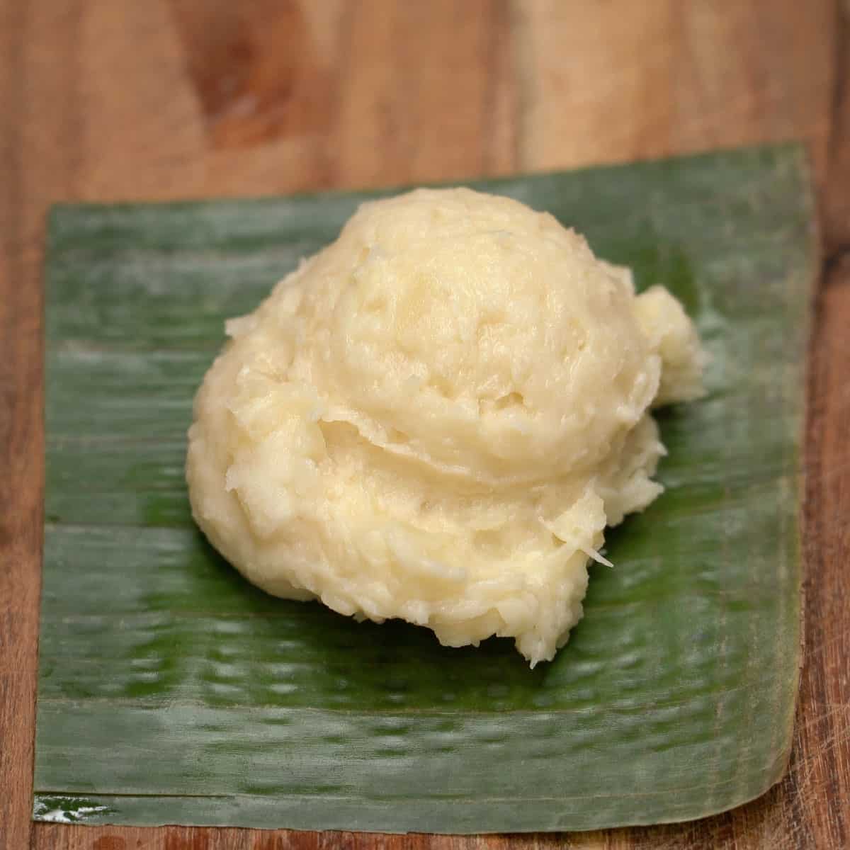 Mashed cassava on a banana leaf.