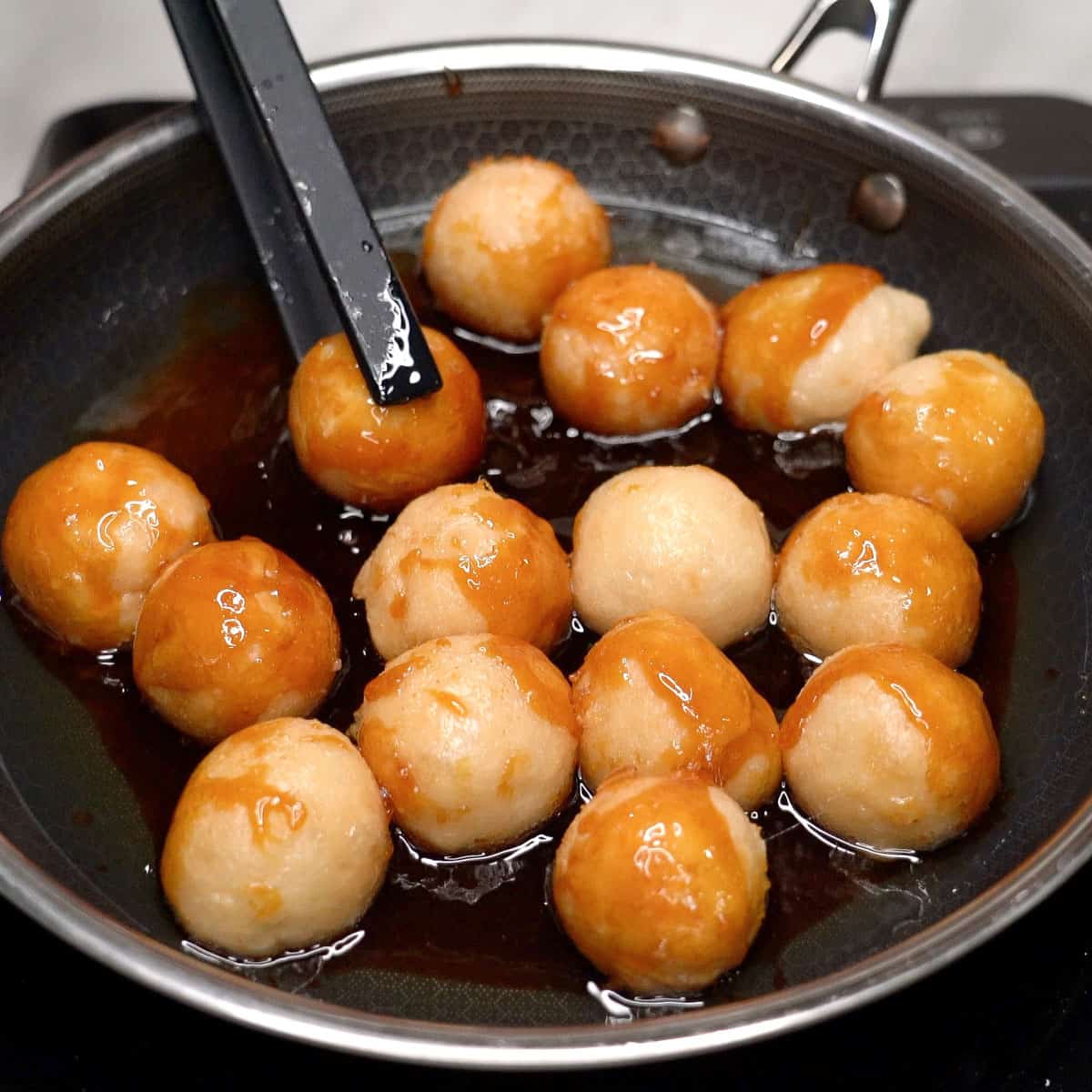 Rolling the carioca balls in caramel.