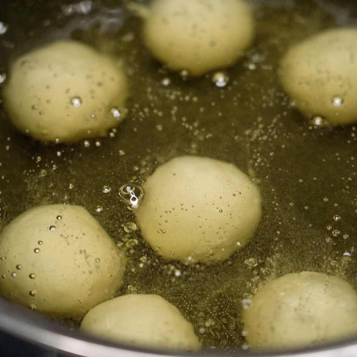 Frying carioca in oil.