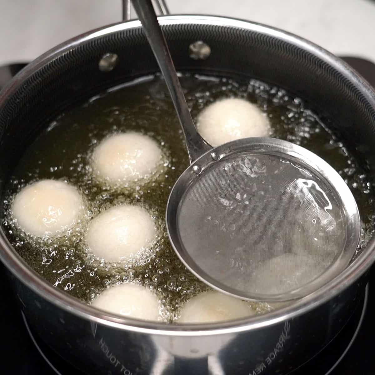 Pressing the carioca down so it cooks evenly.
