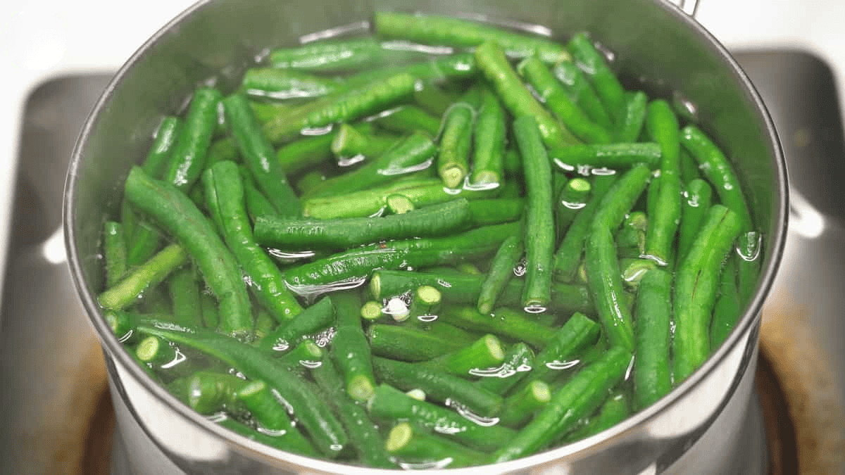 Blanching string beans in the pot.