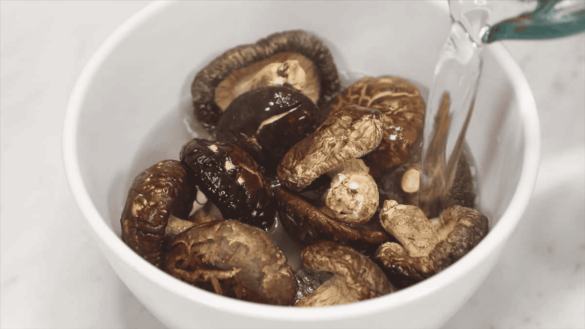 Adding water to shiitake mushrooms.
