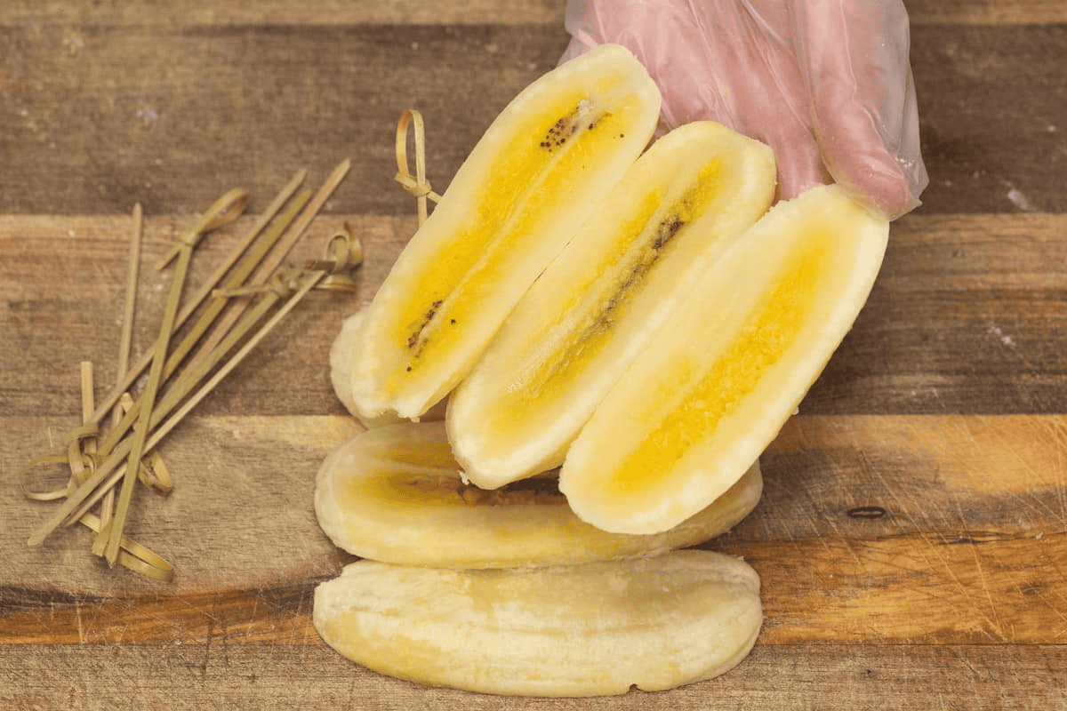 Skewering saba banana slices.