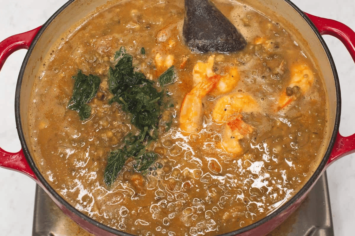 Added the chili pepper leaves and seared shrimp in the pot.