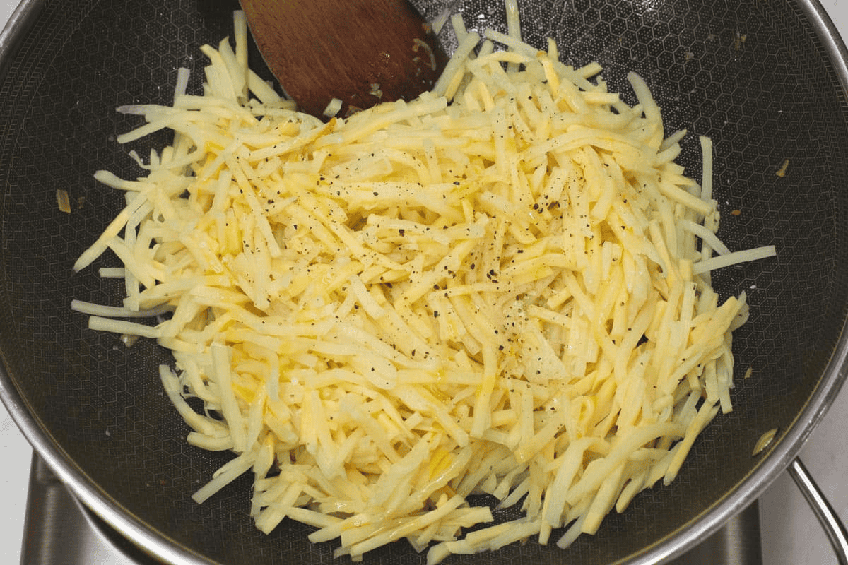 Bamboo shoots with black pepper in the wok.