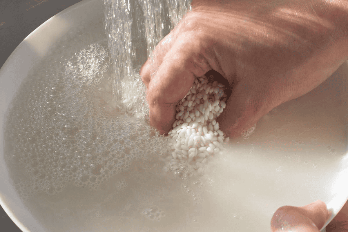 Rinsing the glutinous rice in the bowl.