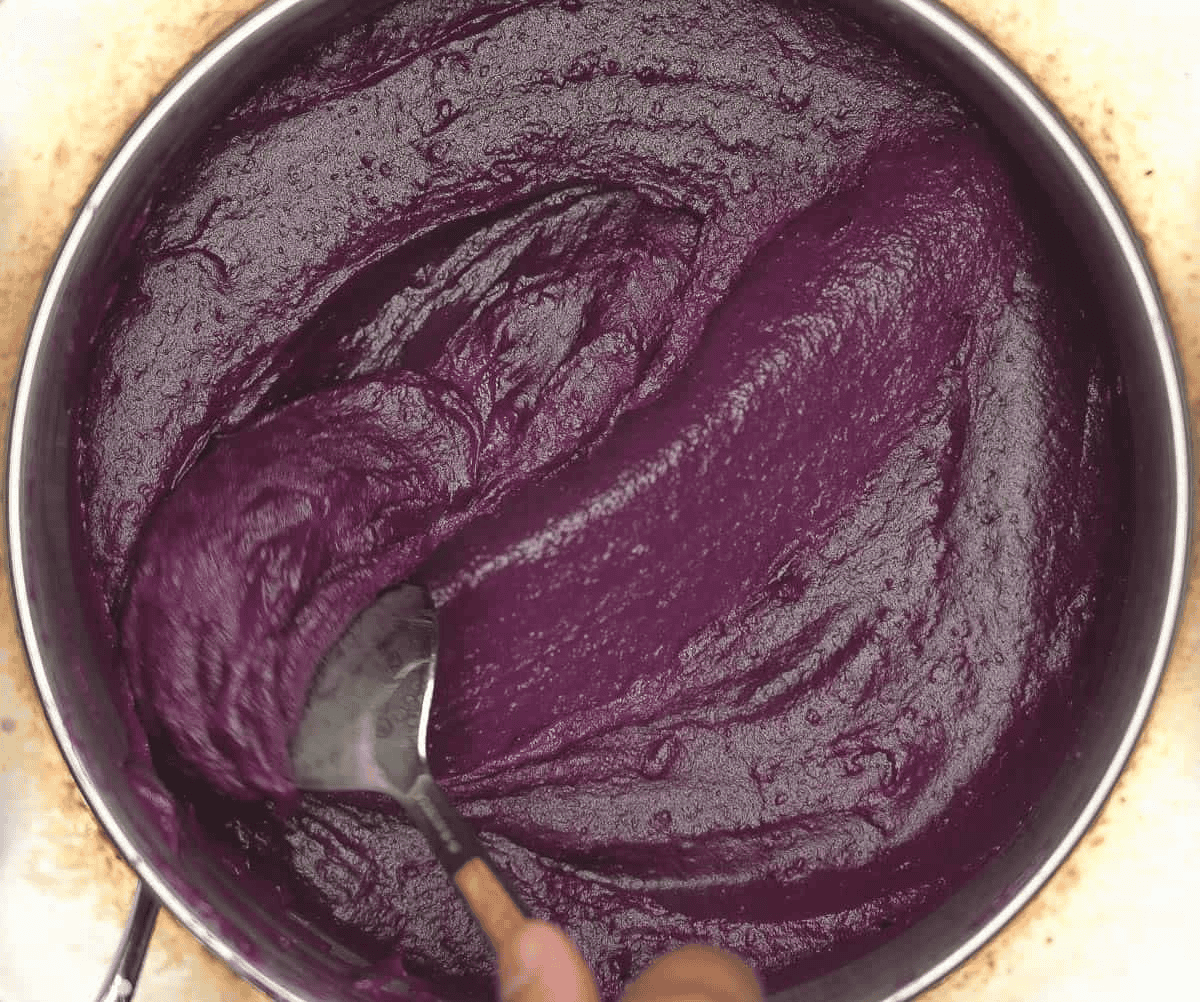 Spooning ube halaya