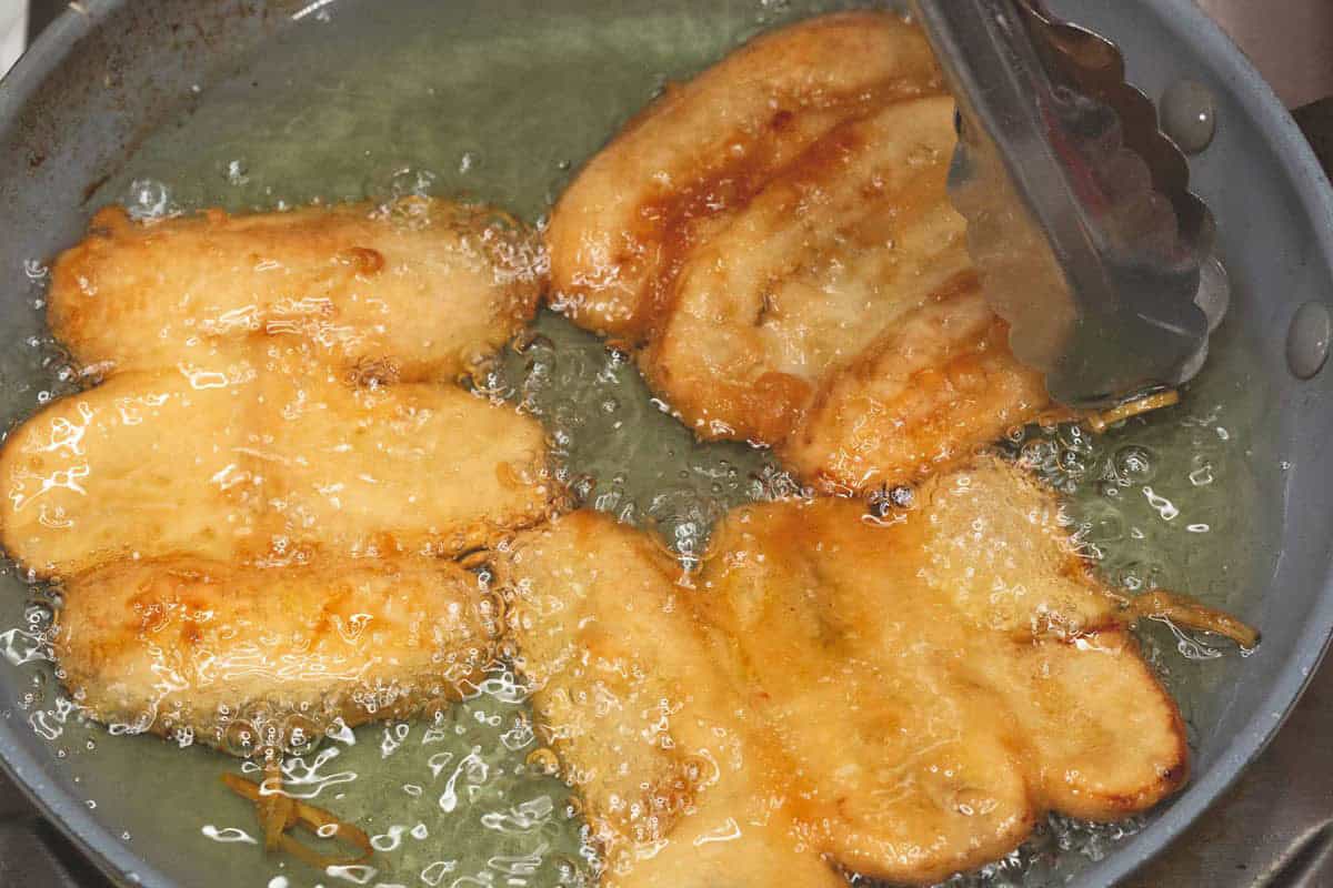 Skewered saba bananas in oil.