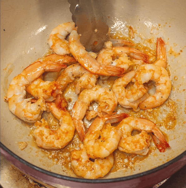 Cooked shrimp in the pot.