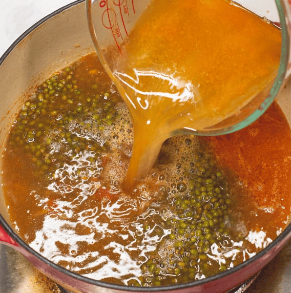 Adding shrimp stock to mung beans.