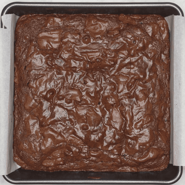 Baked brownies with graham crackers in a square pan.