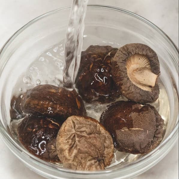Soaking shiitake mushrroms and wood ear mushrooms in separate bowls.