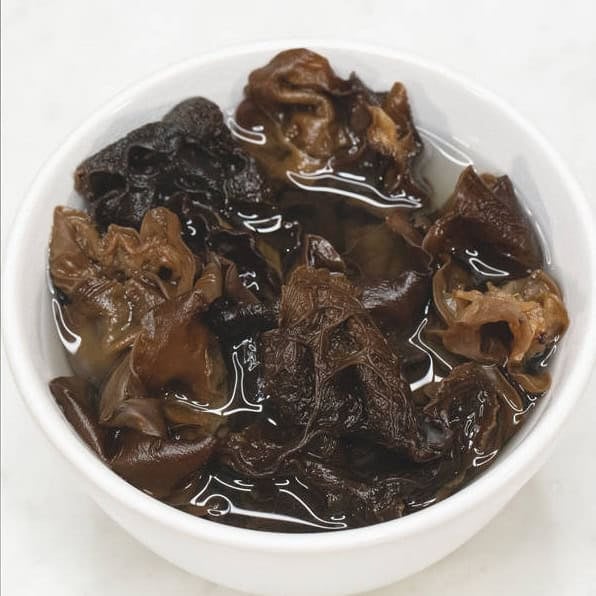 Soaking shiitake mushrroms and wood ear mushrooms in separate bowls.