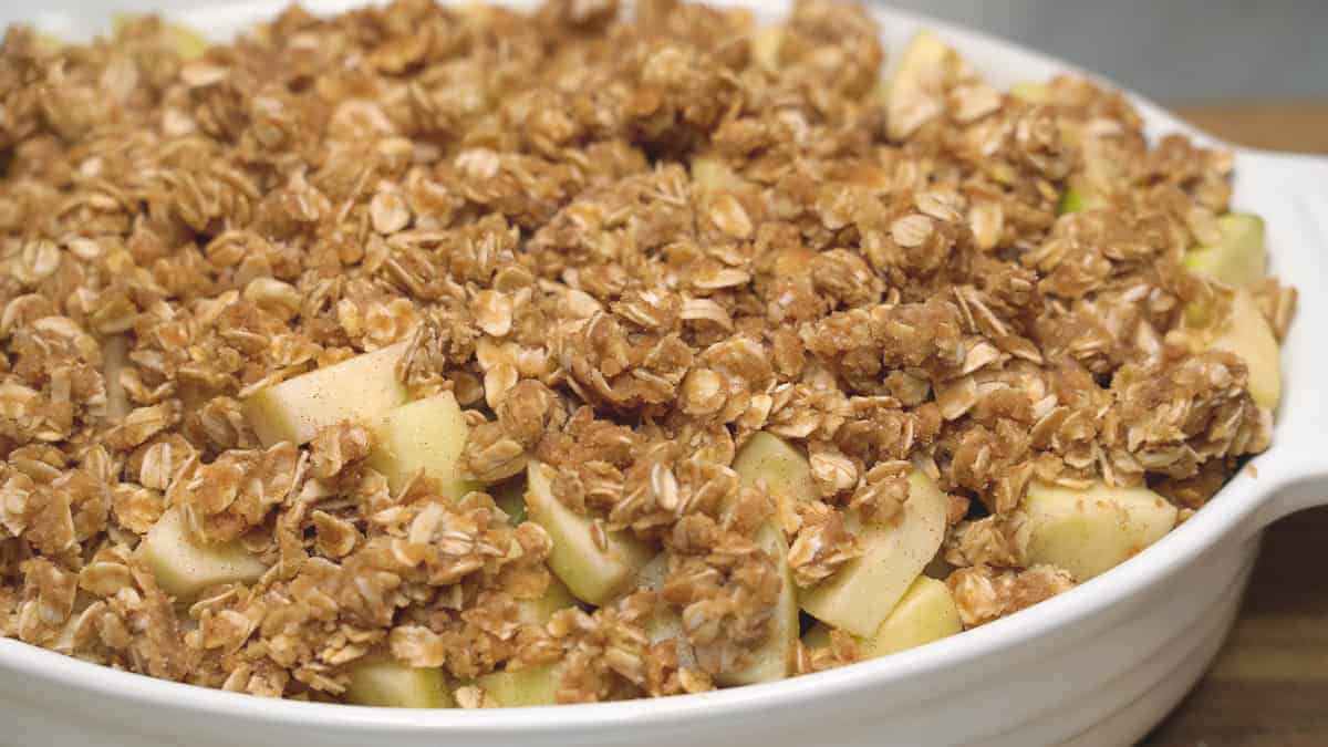 Oat streusel topping spread over the apple filling in the baking dish.